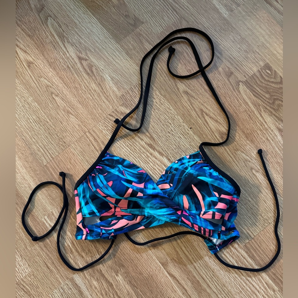 Cross cross Victoria’s Secret Pink bikini top